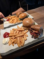 Cheeseburger Mit Pommes Frites Und Halber Kumru