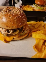 Cheeseburger Mit Pommes Frites